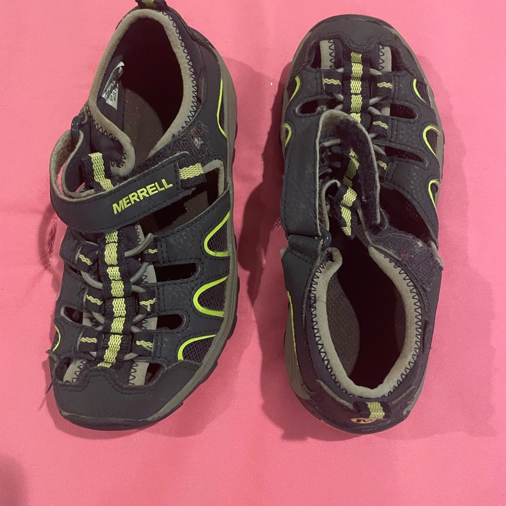 Boys Velcro sandals size 13M like new   Merrell brand